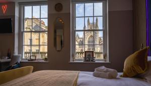 巴斯Abbey View studio central Bath的卧室设有窗户,享有大教堂的景致。