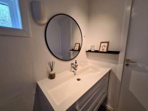 TvøroyriSummarhús29的浴室设有白色水槽和镜子