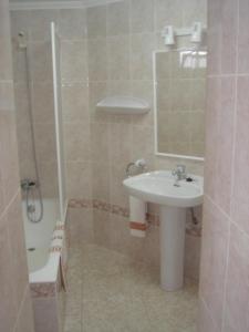 圣托马斯维斯塔玛尔公寓的一间带水槽和淋浴的浴室