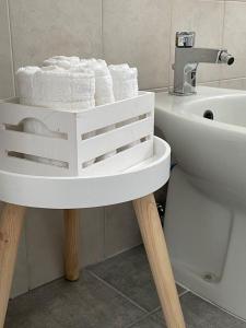 托瓦尼亚La casa di Mare的浴室配有盥洗盆、卫生间和毛巾。