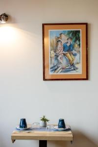 萨尔拉斯奇酒店的桌子上墙上的画
