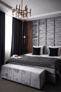 哈尔斯塔哈马Åsby Hotell的一间卧室配有一张大床和大床头板
