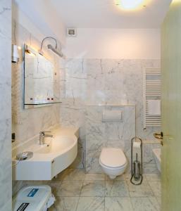 马里纳·迪·比萨L'incanto Di Boccadarno的浴室配有盥洗盆、卫生间和浴缸。