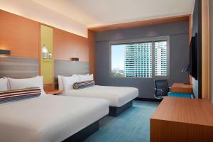 吉隆坡吉隆坡中环广场雅乐轩酒店的酒店客房设有两张床和窗户。