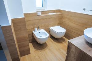 巴里JLH Aparts - Just Like Home的一间带卫生间和水槽的浴室
