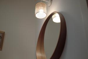 巴里JLH Aparts - Just Like Home的墙上的镜子,灯和灯