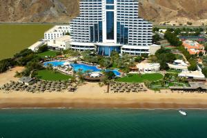 艾阿卡艾美阿尔阿卡海滩度假酒店的享有海滩度假村的空中景致