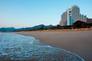艾阿卡艾美阿尔阿卡海滩度假酒店的享有海滩和大楼的景色