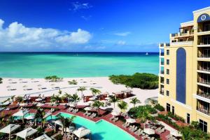 棕榈滩丽思卡尔顿阿鲁巴酒店的享有度假村和海滩的空中景致