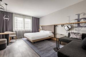 美因河畔法兰克福Frankfurt Airport Marriott Hotel的酒店客房,配有床和沙发