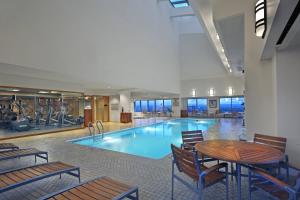 哈特福德哈特福德市中心万豪酒店的一个带桌椅的大型游泳池