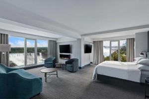 尼亚加拉瀑布Sheraton Fallsview Hotel的酒店客房设有一张床和一个大窗户