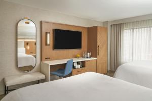 印第安纳波利斯印第安纳波利斯威斯汀酒店的酒店客房带一张床、一张书桌和一面镜子