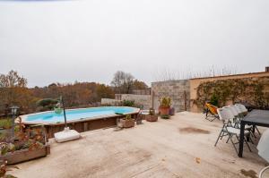 Montagnac-la-CrempseLa Grange Peyrat的露台顶部的游泳池