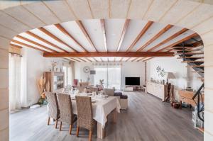 Montagnac-la-CrempseLa Grange Peyrat的用餐室以及带桌椅的起居室。