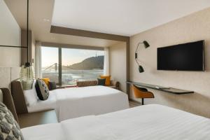 布达佩斯布达佩斯万豪度假酒店的酒店客房设有两张床和一台平面电视。