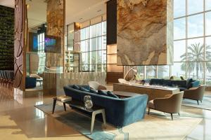 利马利马JW万豪酒店的客厅设有蓝色的沙发和壁炉
