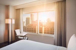 印第安纳波利斯印第安纳波利斯市中心万豪酒店 的酒店客房设有床和窗户。