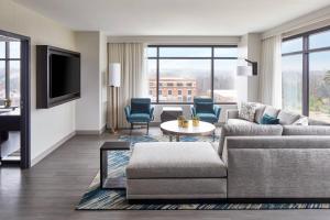 夏洛特UNC Charlotte Marriott Hotel & Conference Center的客厅配有沙发和桌子