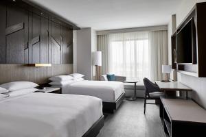 夏洛特UNC Charlotte Marriott Hotel & Conference Center的酒店客房设有两张床和电视。