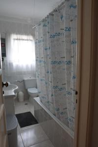 DamaiaHerois Apartment的浴室设有淋浴帘,上面写着