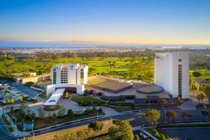 纽波特海滩VEA Newport Beach, a Marriott Resort & Spa的城市空中景观和建筑