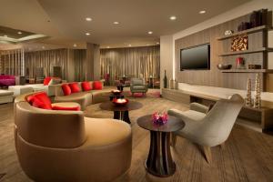格雷普韦恩达拉斯-沃斯堡机场北/格雷普韦恩万怡酒店的带沙发、椅子和电视的客厅