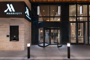 奥斯汀Austin Marriott Downtown的一座带旋转门的马里奥特建筑的前方商店