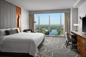 印第安纳波利斯印第安纳波利斯JW万豪酒店的酒店客房设有一张床和一个大窗户