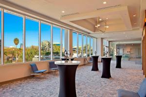 奥兰多奥兰多市中心喜来登酒店的大堂设有桌椅和大窗户。