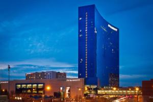 印第安纳波利斯印第安纳波利斯JW万豪酒店的夜晚在城市里高大的蓝色建筑