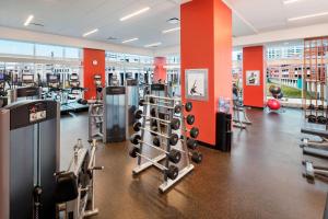 印第安纳波利斯印第安纳波利斯JW万豪酒店的健身房设有数台跑步机和有氧器材