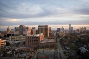 奥斯汀The Otis Hotel Austin, Autograph Collection的享有城市天际线美景,设有建筑