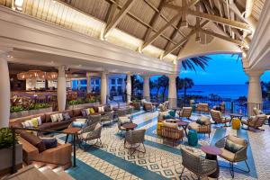 威廉斯塔德Curaçao Marriott Beach Resort的大堂设有桌椅,海洋背景则为大海。