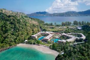 芭东海滩Phuket Marriott Resort & Spa, Merlin Beach的海滩上的度假村的空中景观