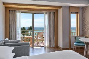 芭东海滩Phuket Marriott Resort & Spa, Merlin Beach的酒店客房设有一张床,享有海景。