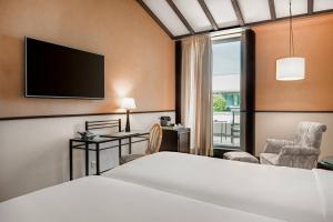 图德拉图德拉市万豪AC酒店 的一间酒店客房,配有一张床和一台电视