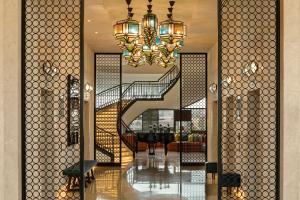 吉达Assila, a Luxury Collection Hotel, Jeddah的大堂设有楼梯和吊灯