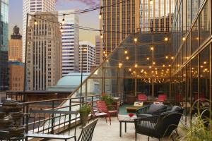 明尼阿波利斯明尼阿波利斯市中心万豪酒店的城市里带灯和椅子的屋顶露台