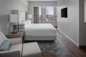 明尼阿波利斯明尼阿波利斯市中心万豪酒店的一间酒店客房,配有一张床和一台电视