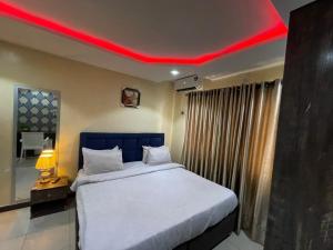 拉各斯Suite Subzero的一间卧室设有一张红色天花板的床