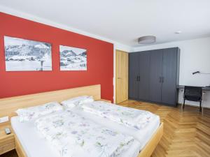 希洛谢克Chalet Alpenluft的一间卧室设有两张床和红色的墙壁