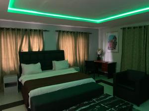 拉各斯Suite Subzero的一间卧室配有一张绿灯床