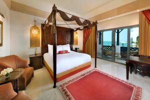多哈Sharq Village & Spa, a Ritz-Carlton Hotel的一间卧室设有一张床和一间客厅。