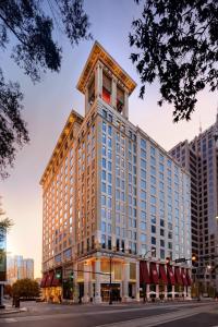 夏洛特Grand Bohemian Hotel Charlotte, Autograph Collection的一座大型建筑,上面有一个钟楼