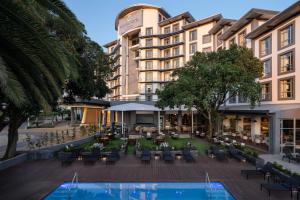 约翰内斯堡普罗提流浪者酒店的享有酒店空中美景,设有游泳池