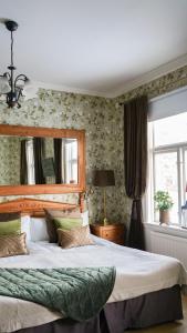 菲利普斯塔德尼格马赫斯庄园酒店的一间卧室设有一张大床和一个窗户。