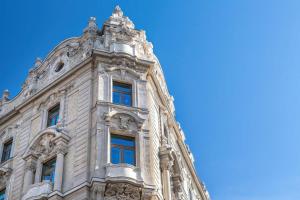 布达佩斯Matild Palace, a Luxury Collection Hotel的一座高大的建筑,上面有窗户