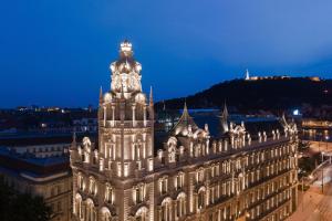 布达佩斯Matild Palace, a Luxury Collection Hotel的享有大楼的夜间景致