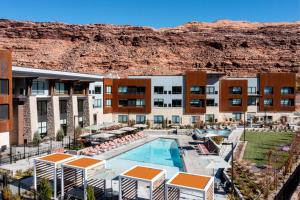 摩押Element Moab的一张带游泳池和度假村的酒店形象